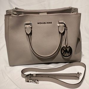 MICHAEL KORS Sutton Medium Crossbody
Satchel - Gray Pebbled Saffiano Leather